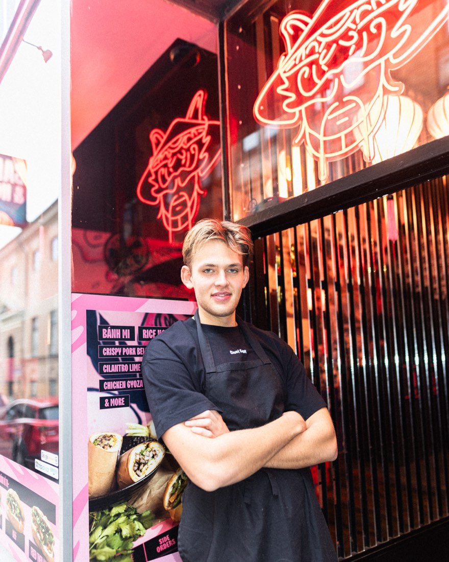 Lucas foran Banh Banh