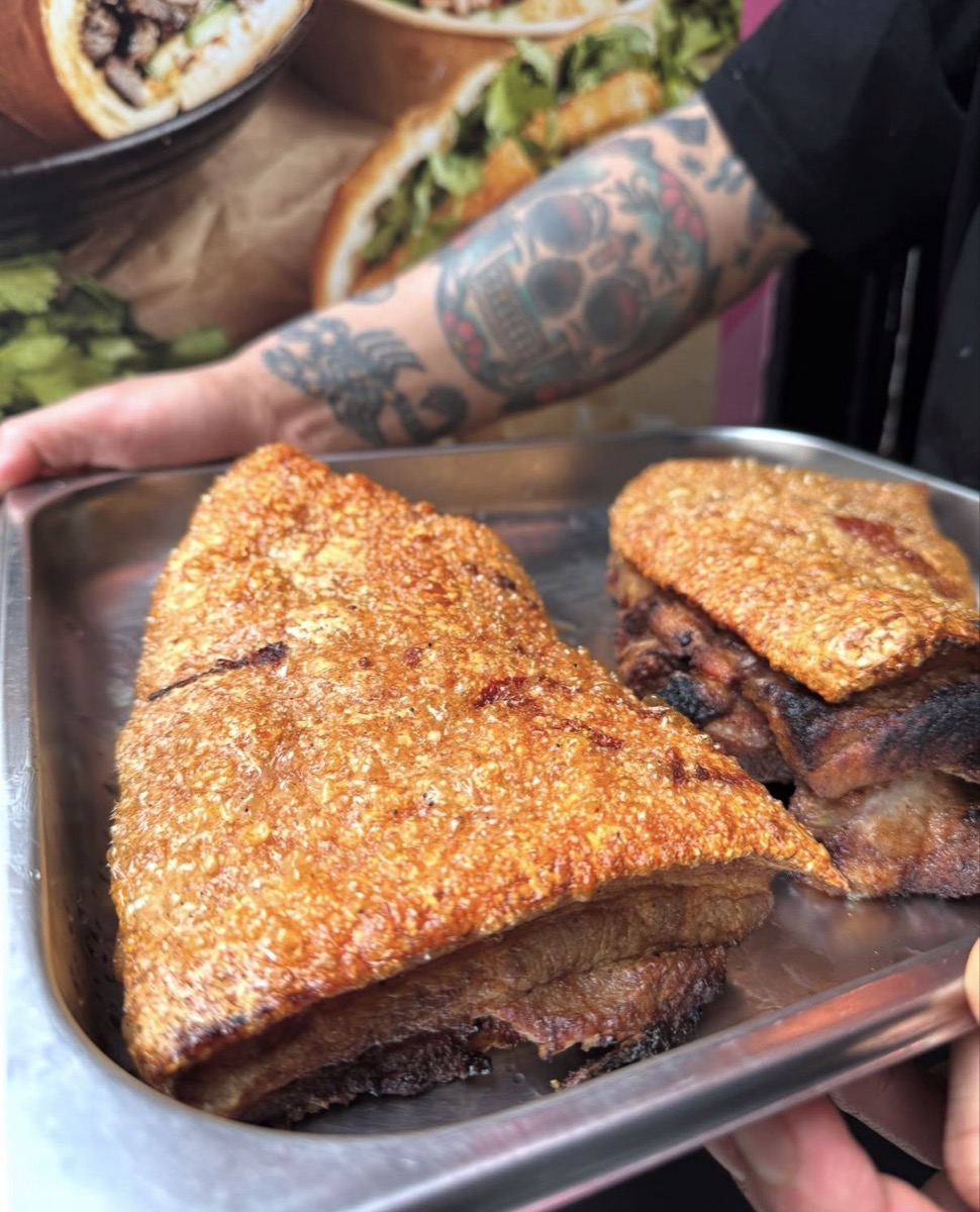 Sprødstegt pork belly med karamelliseret skind, klar til en bánh mì