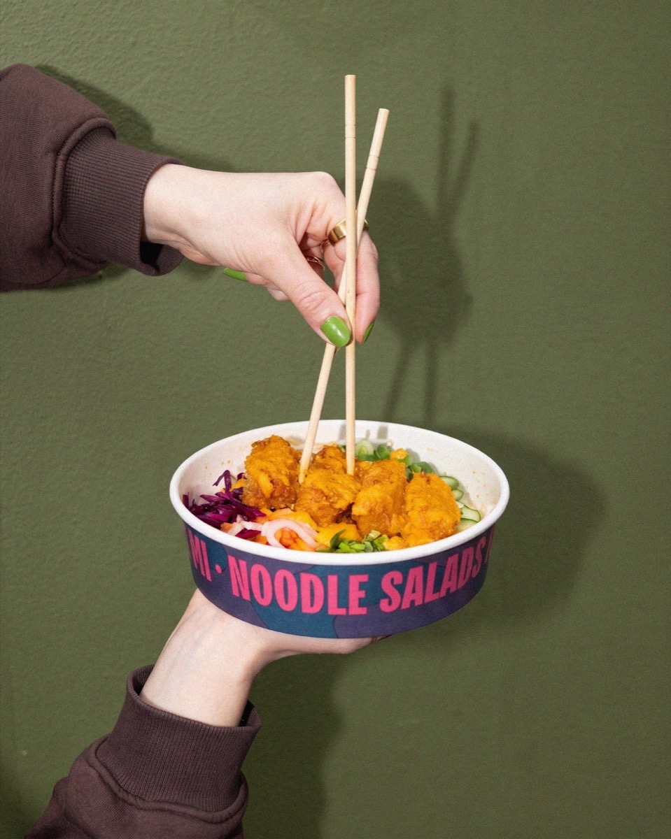Noodle salad med tofu og friske grøntsager